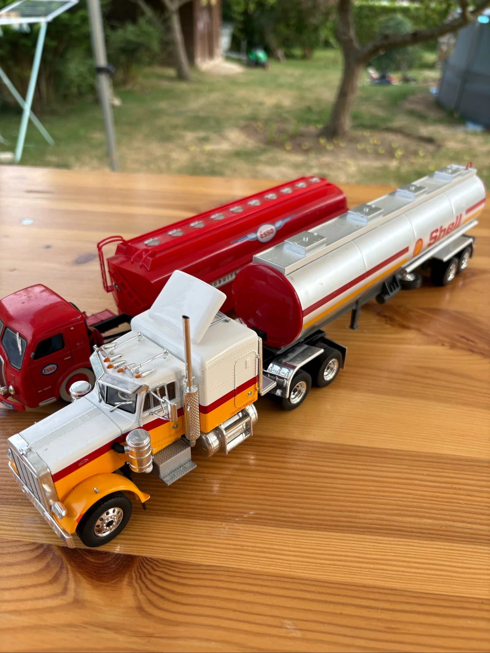 Lot of 2 collectible trucks – photo 2